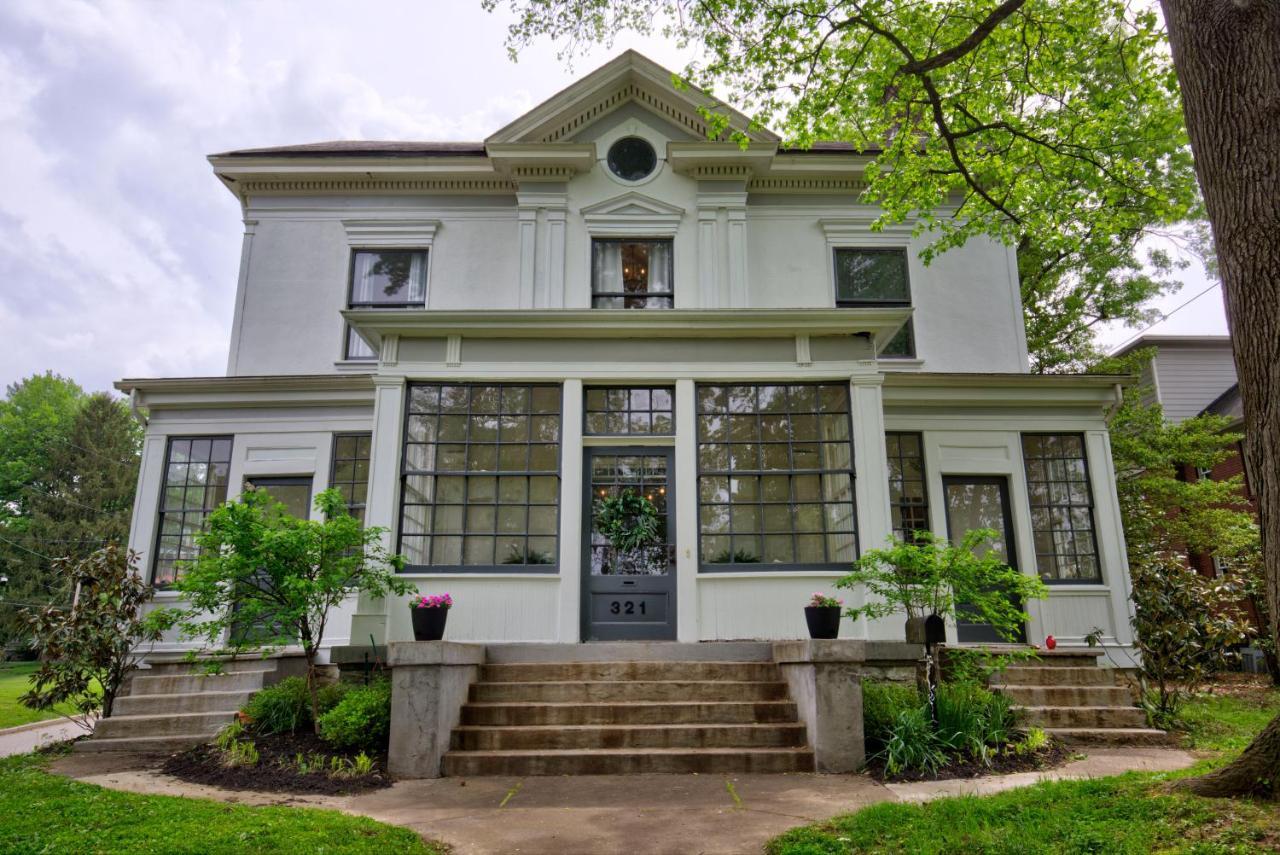 Holiday home Historic Peterson Mansion - Savor Life And Rest With Friends!